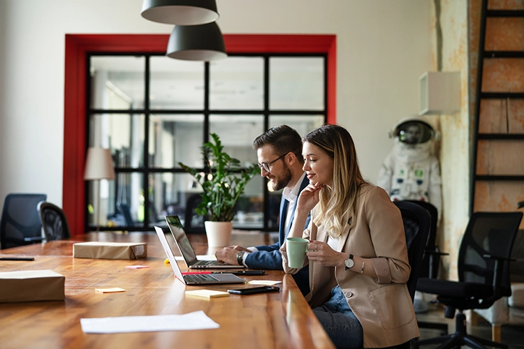 Personas trabajando en equipo