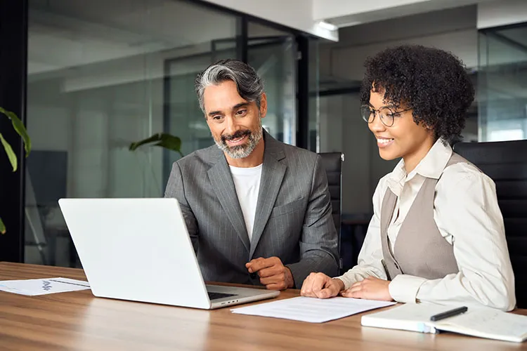 Personas trabajando