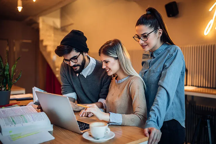 Personas trabajando