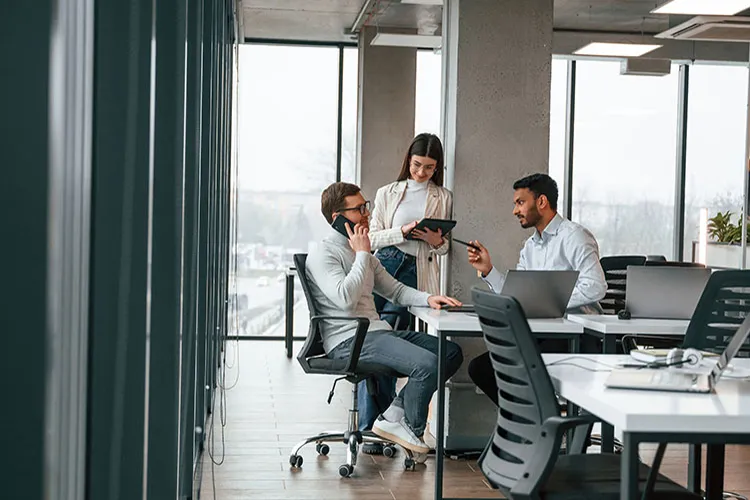 Personas trabajando