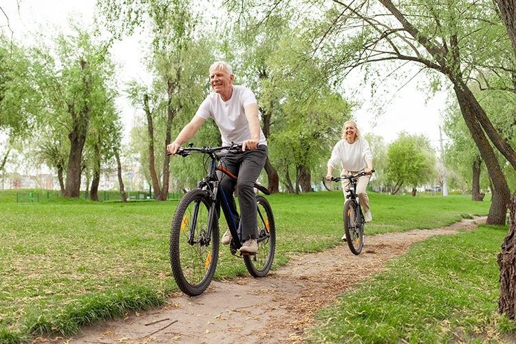 Personas mayores haciendo ciclismo