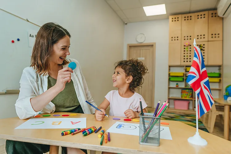 Profesora con niña estudiante