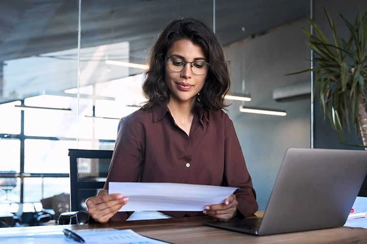 Mujer revisando documentos