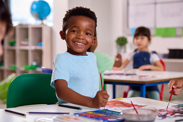 Un niño feliz pintando