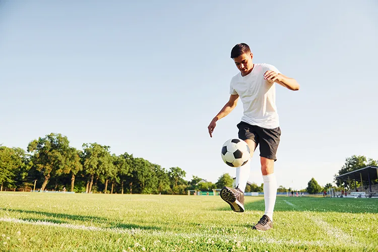 Hombre practicando fútbol