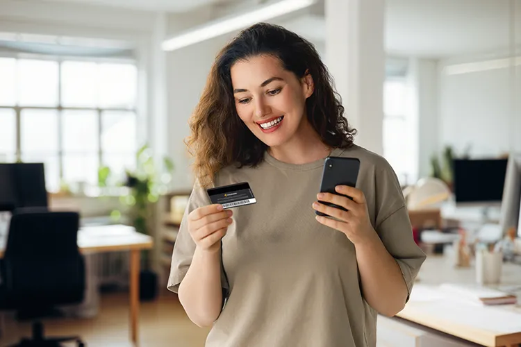 Mujer mirando su tarjeta Colsubsidio