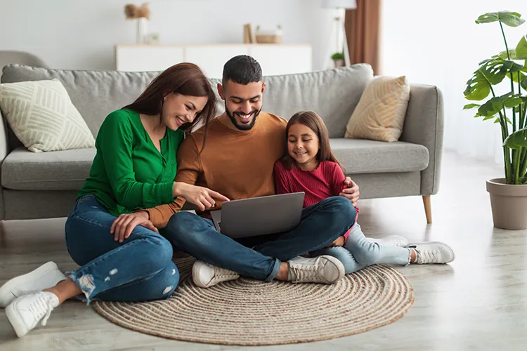 Familia revisando computador