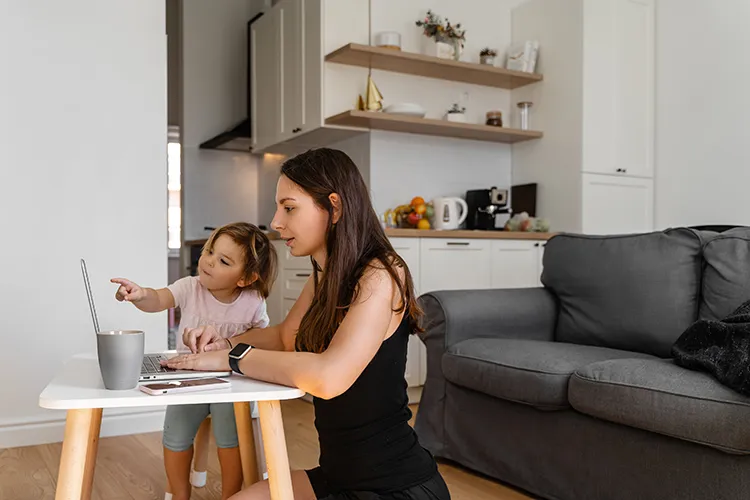 Madre e hija frente al computador