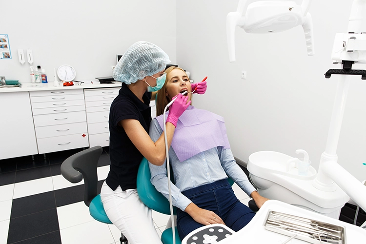 Mujer en atención odontológica en Dentivip