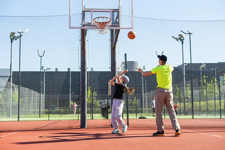 Adulto y niño jugando baloncesto