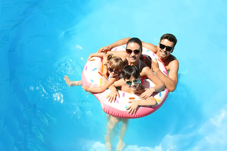 Familia feliz en piscina