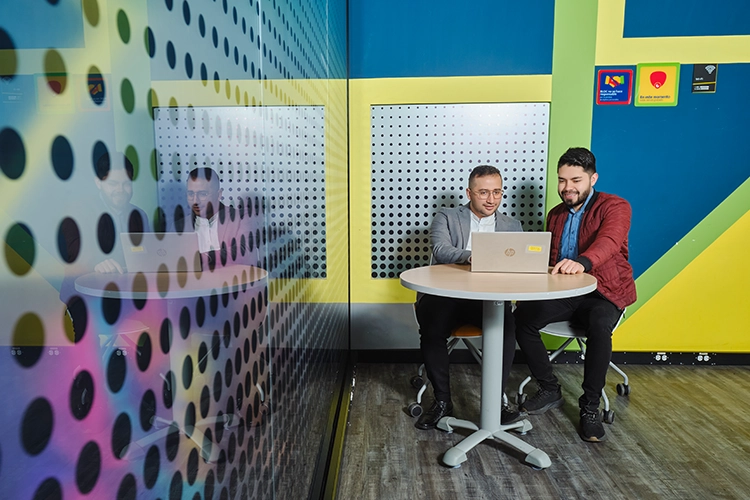 Dos hombres teniendo descanso y desconexión