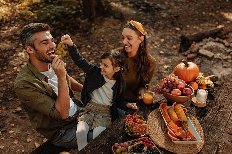 Familia compartiendo alimentos en el campo