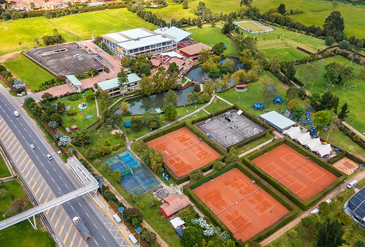 Visión área de canchas de tenis de campo Clubes Colsubsidio