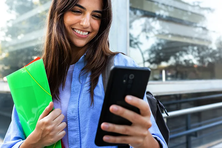 Mujer afiliando a sus empleados por celular