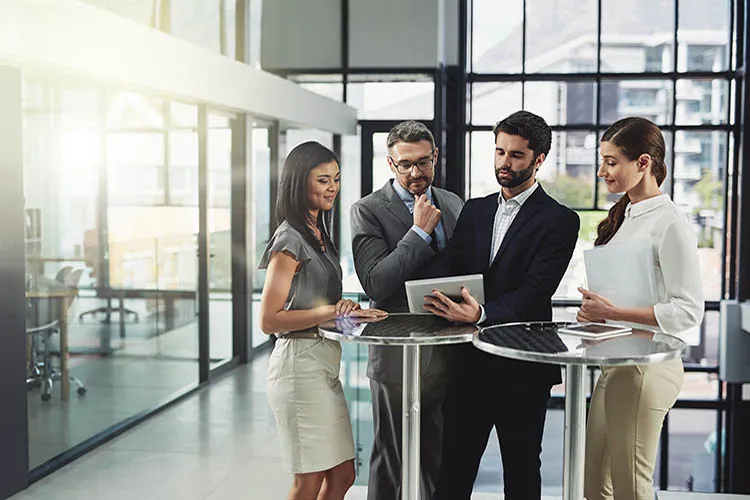 Personas trabajando reunidas