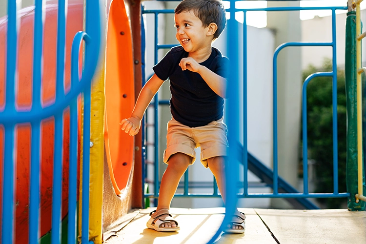 Niño en parque de juegos