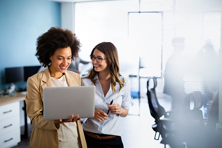 Mujeres jóvenes en entorno laboral 