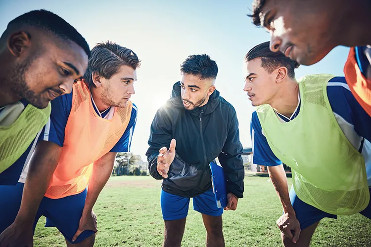 Hombres jugando fútbol