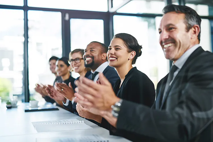 Equipo de trabajo celebrando