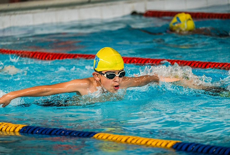 Niño en escuela deportiva de natación