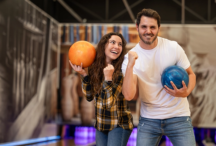 Pareja jugando bolos en escuelas deportivas