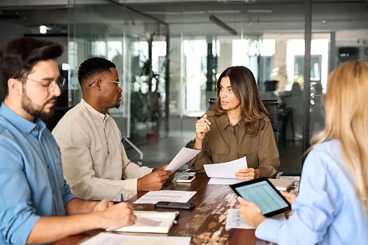 Personas trabajando en un espacio compartido