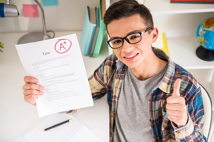 Niño estudiando inglés en Colegios Colsubsidio