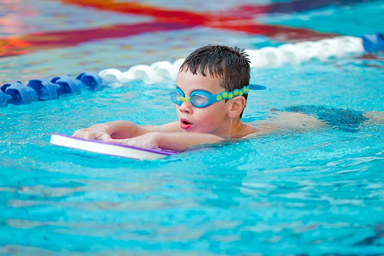 Niño nadando en etapa de adaptación de natación