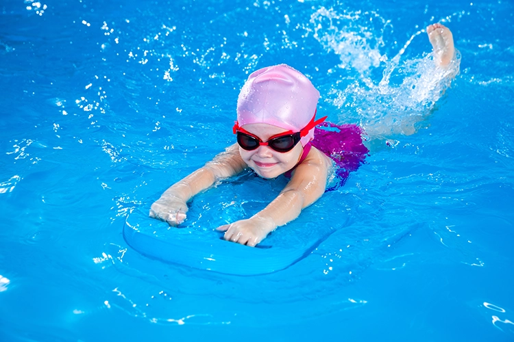 Bebé nadando en piscina en clase de Movimientos elementales