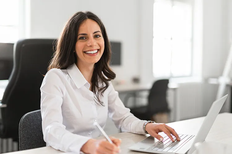 Mujer ejecutiva trabajando en computador 