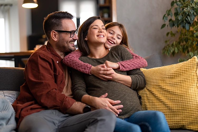 Familia feliz con bienestar integral