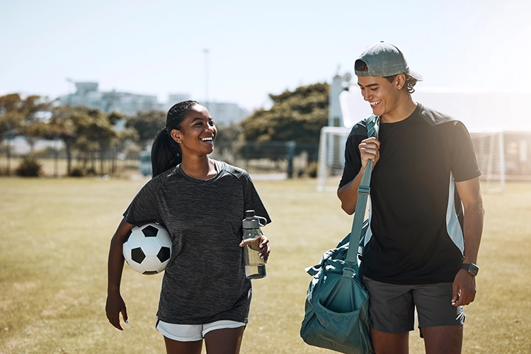 Mujer y hombre en cancha de fútbol