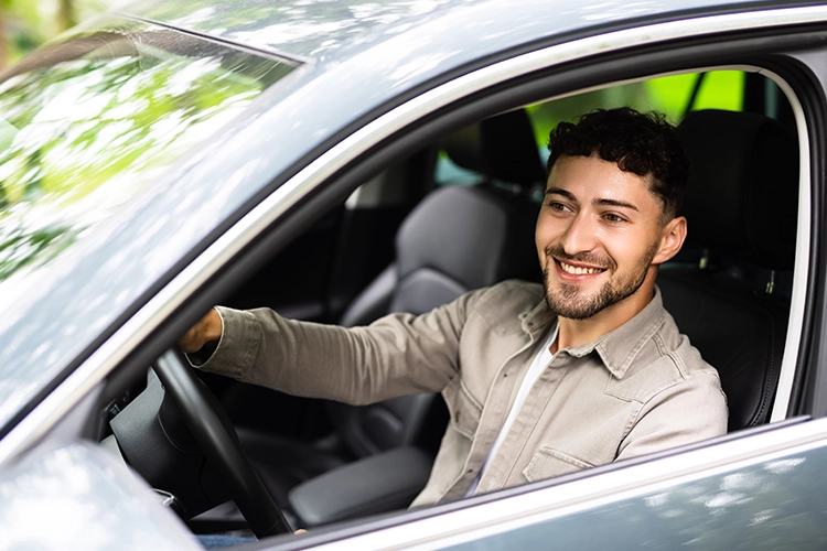 Hombre en estacionamiento seguro