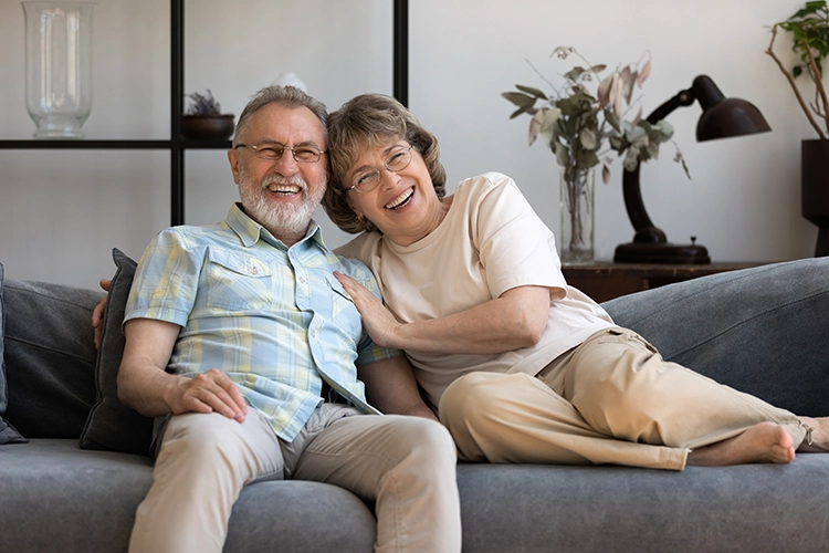 Pareja de adultos sonriendo