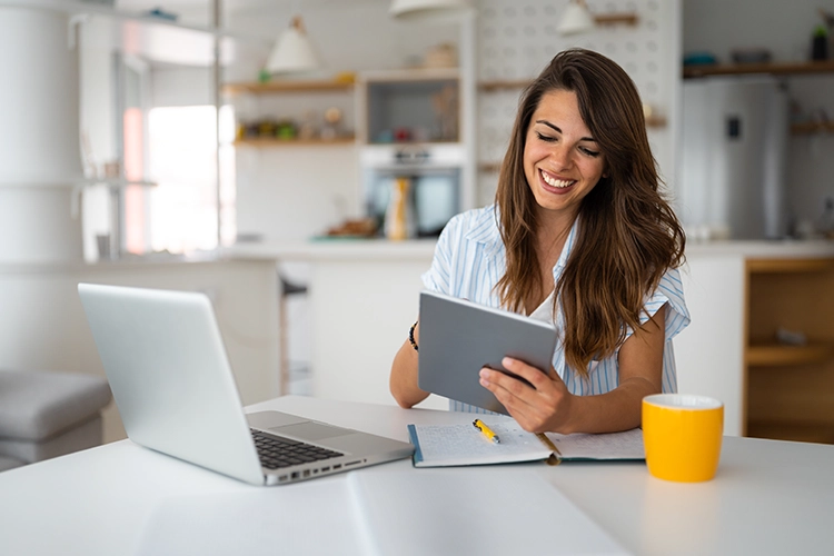 Mujer joven trabajando en el computador 