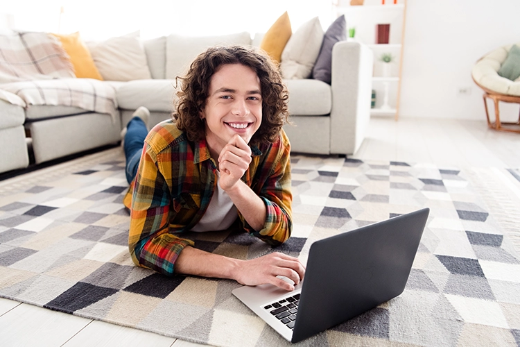 Joven en educación a distancia