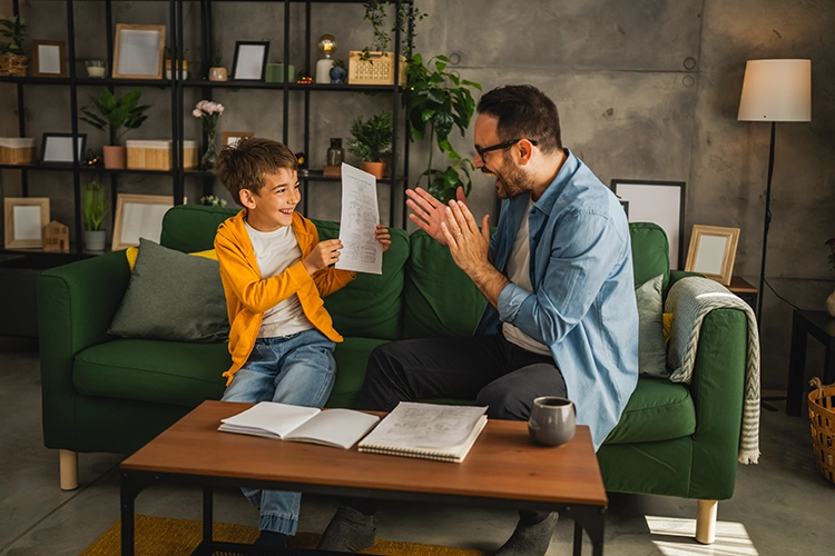 Padre e hijo celebrando notas en colegios Colsubsidio