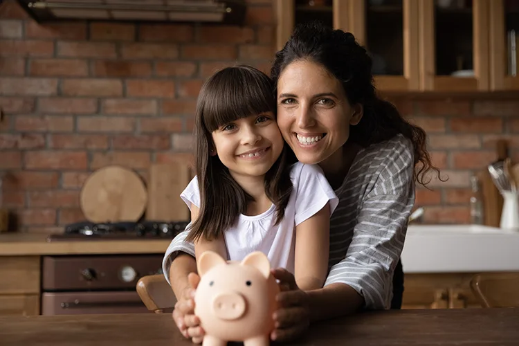 Madre e hija con sus ahorros para su vivienda