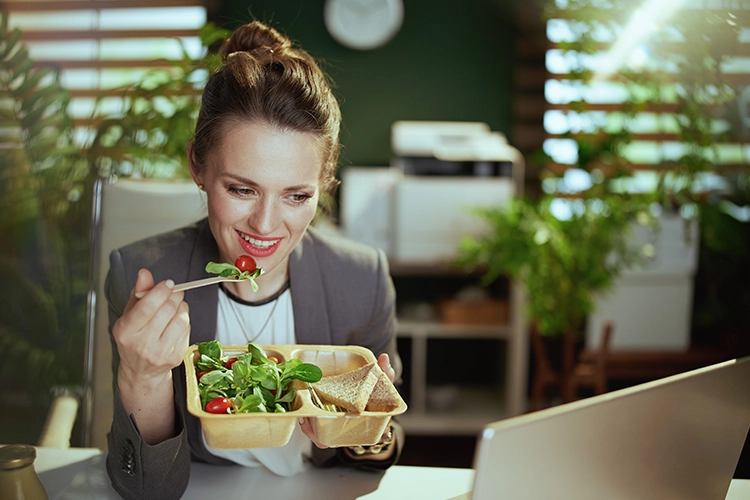 Mujer comiendo con variedad gastronómica