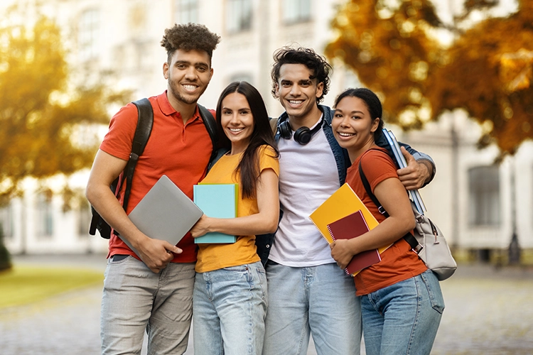 Jovenes sonriendo