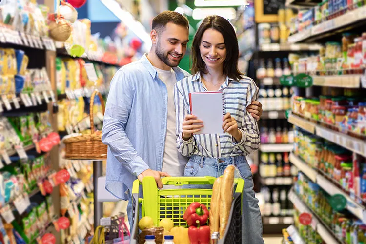 pareja comprando