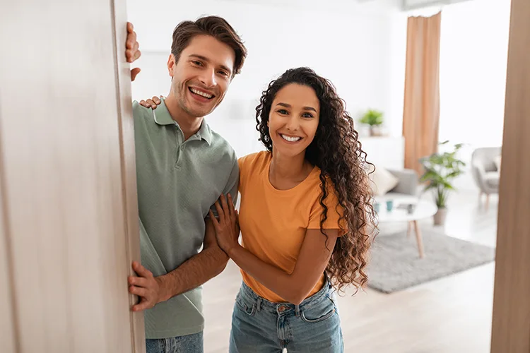 Pareja en su casa nueva