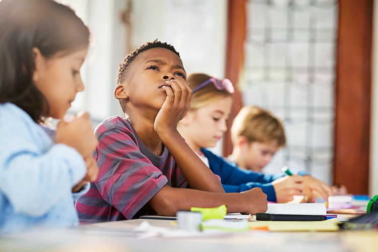 Niño con pensamiento crítico en Colegios Colsubsidio