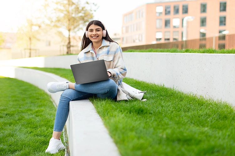 Mujer con un computador portátil