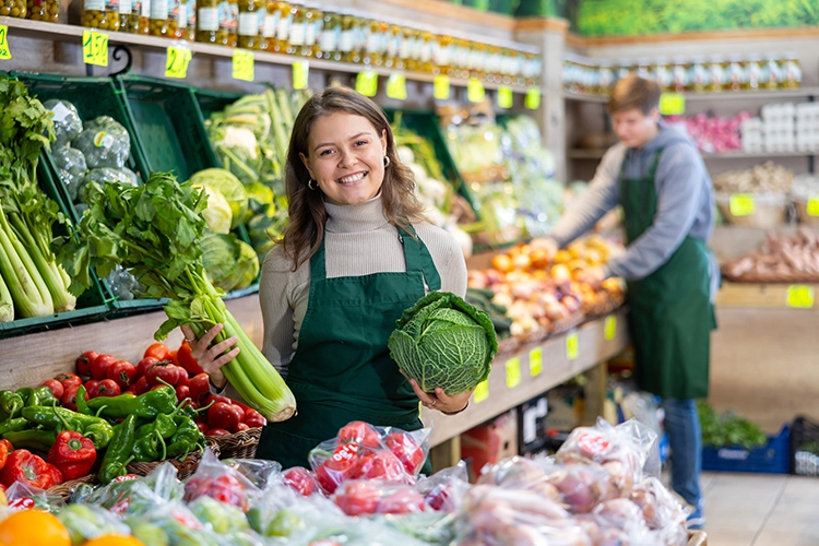 Mujer en sección de futas y verduras