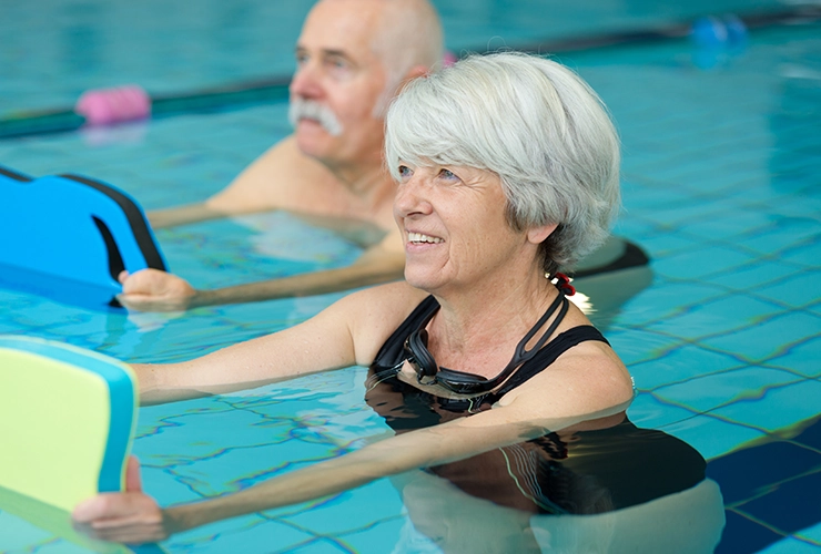 Dos adultos mayores en clase de natación