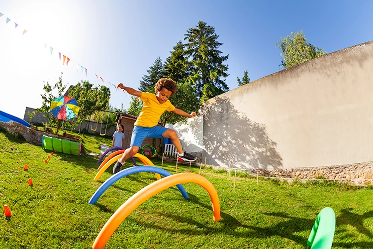 Niño en parque jugando