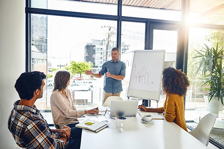 Personas de equipo de trabajo reunidas