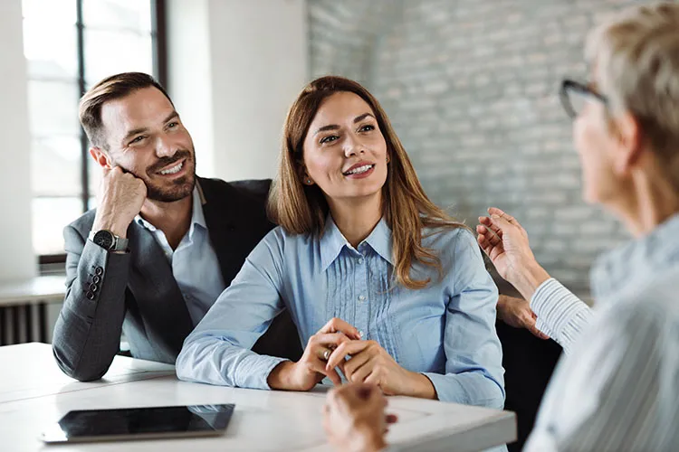 Personas hablando de salud empresarial